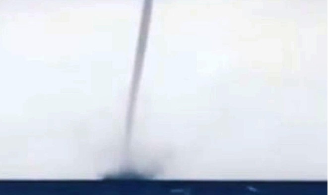 Vòi rồng xuất hiện trên vùng biển miền Trung do ngư dân Quảng Ngãi dùng điện thoại chụp lại.